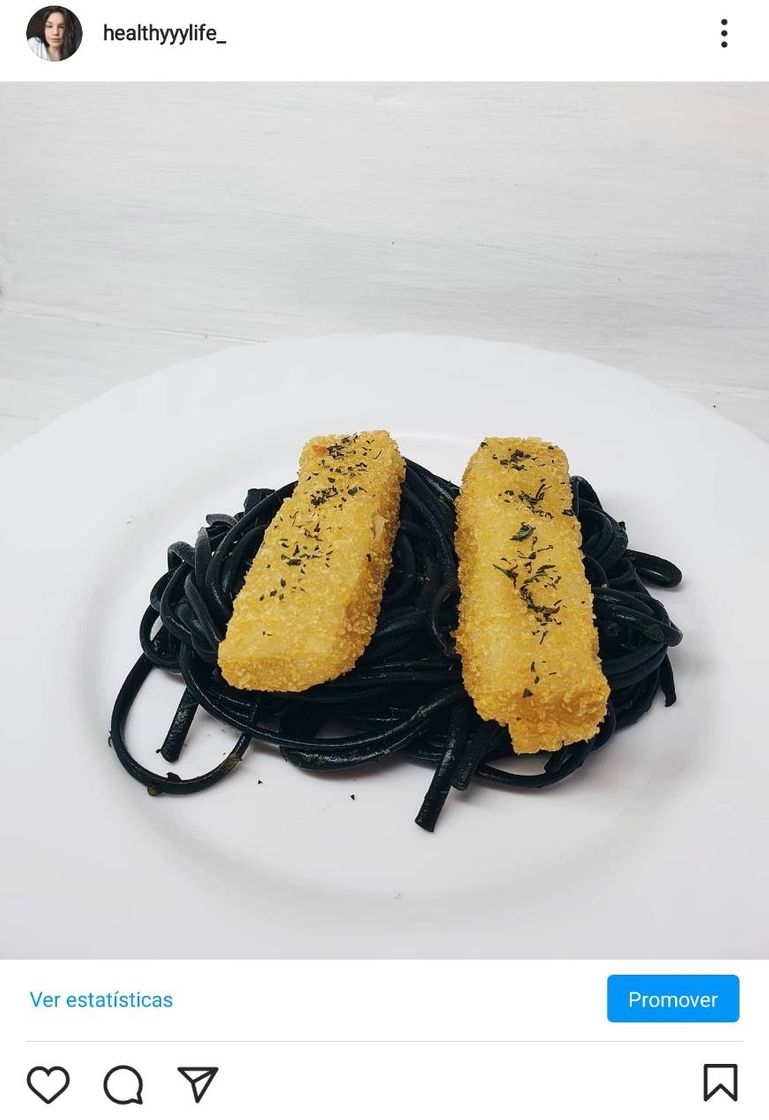 Moda Linguine com tinta de choco e douradinhos da Schar 