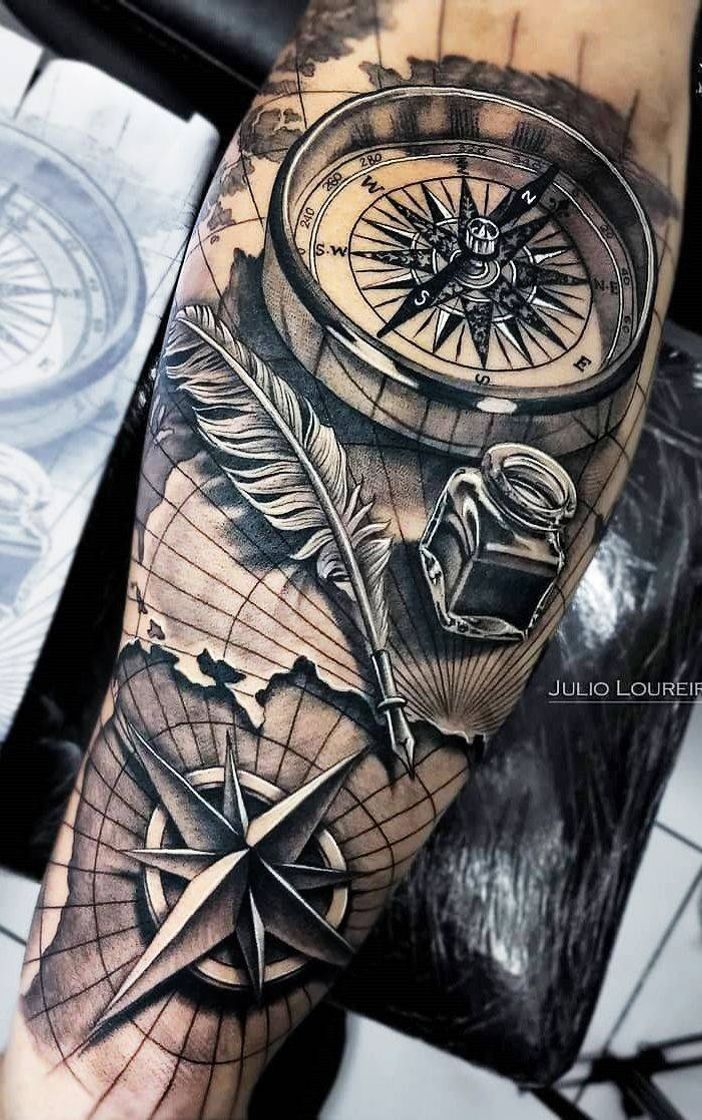 Moda Tatuagem de uma bússola com um mapa de background.