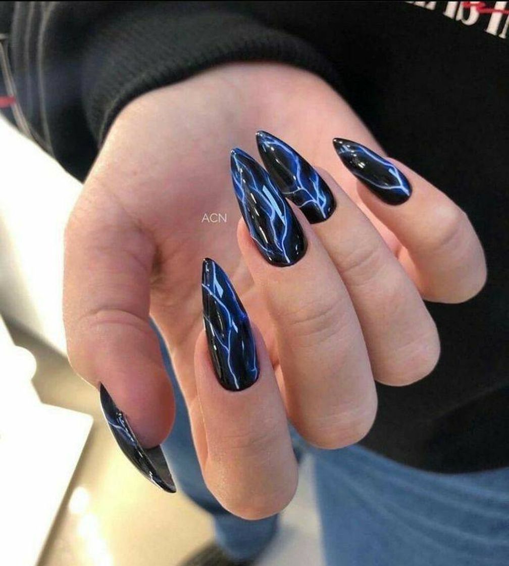 Fashion Uñas negras con rayo