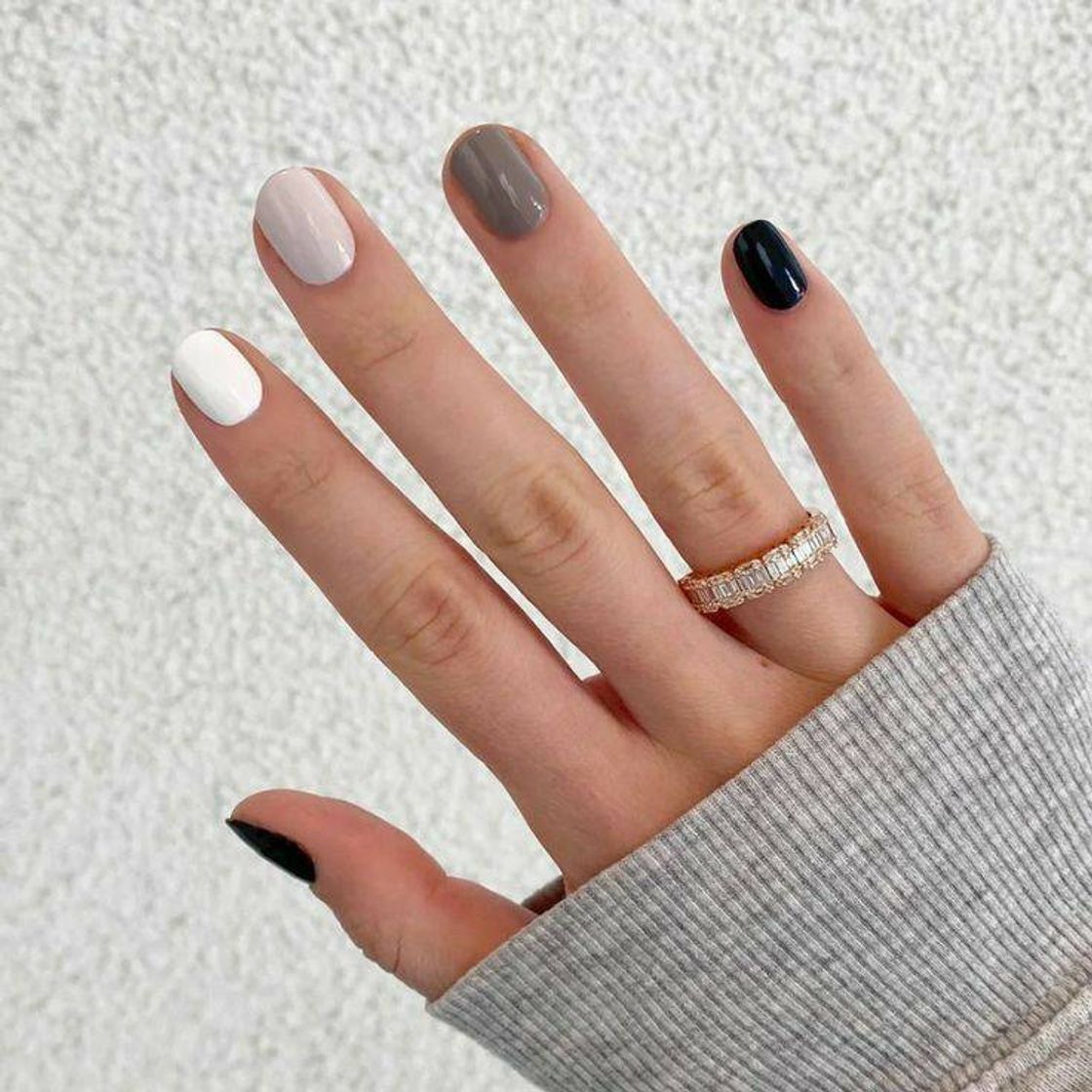 Fashion 📍 Unhas neutras