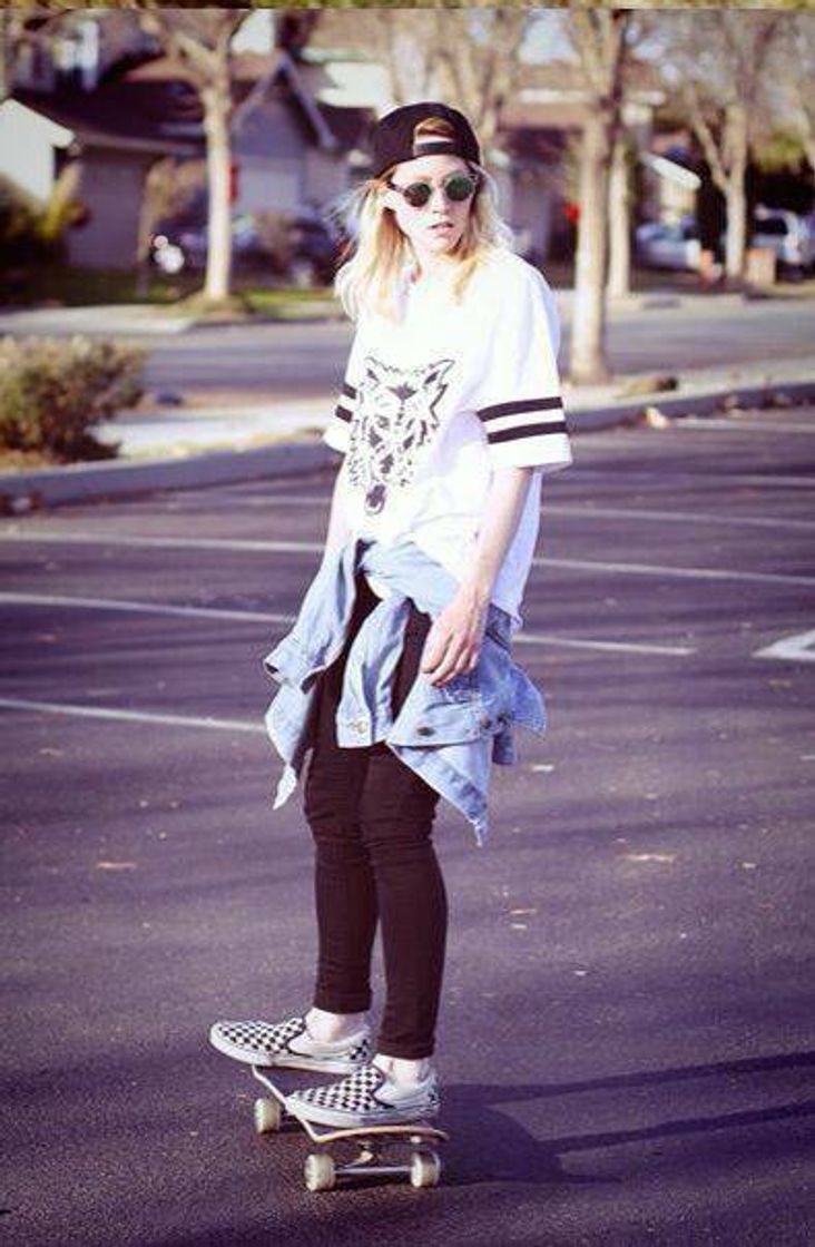 Moda Menina tomboy andando de skate 