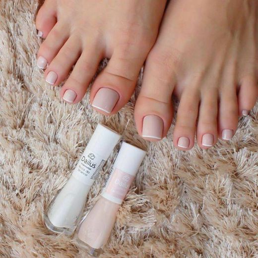 Unhas com esmalte nudes nos pés 