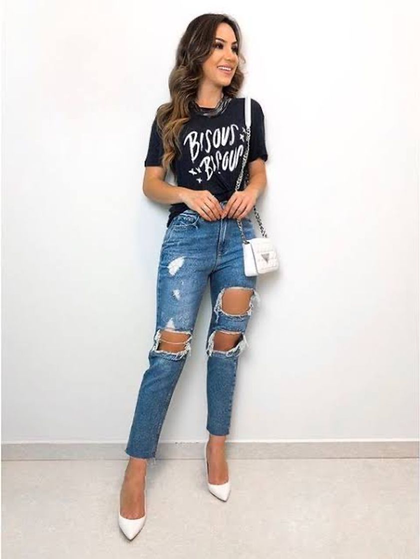 Fashion Look com T-shirt e calça jeans 