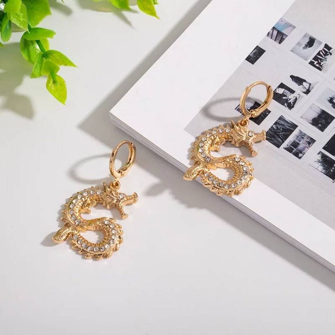 Moda Gold dragon earrings 