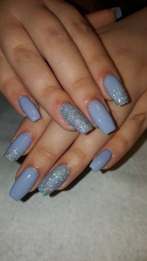  Unha azul com glitter