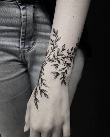 Tattoo de ramo antebraço e mão 