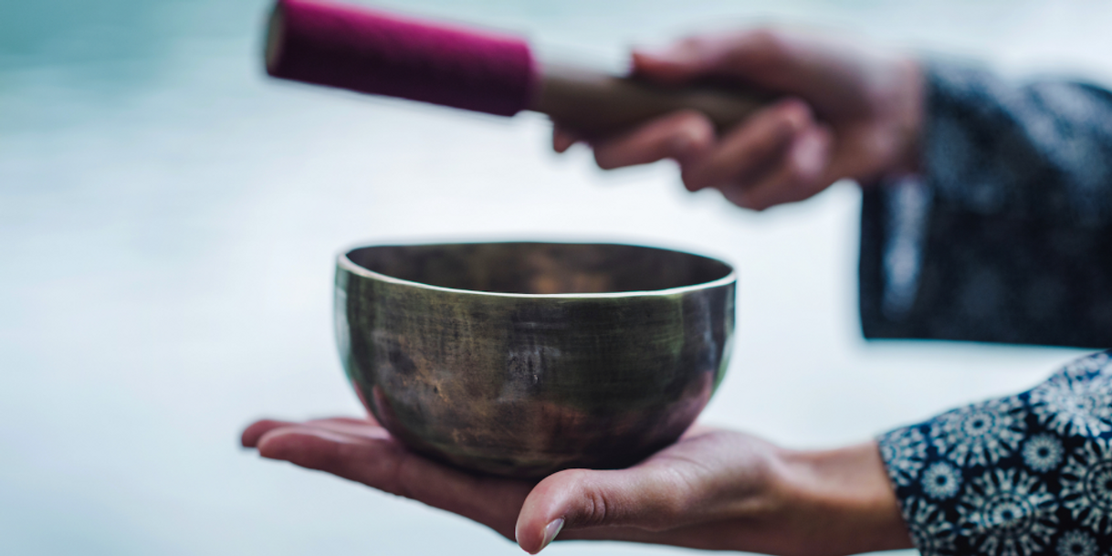 Canción Meditación con bol tibetano .