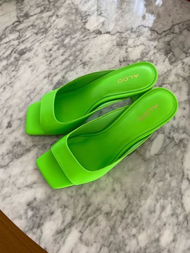 Sandálias verde néon 
