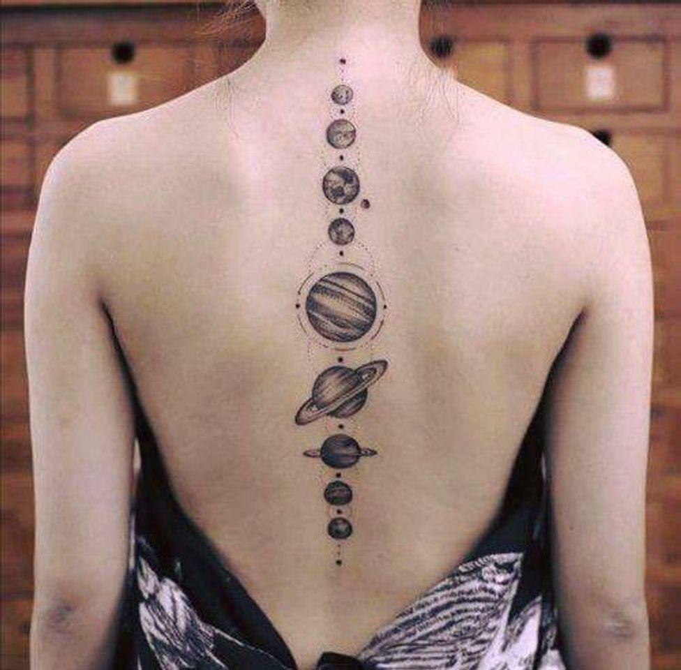 Moda Tattoo feminina nas costas dos planetas 