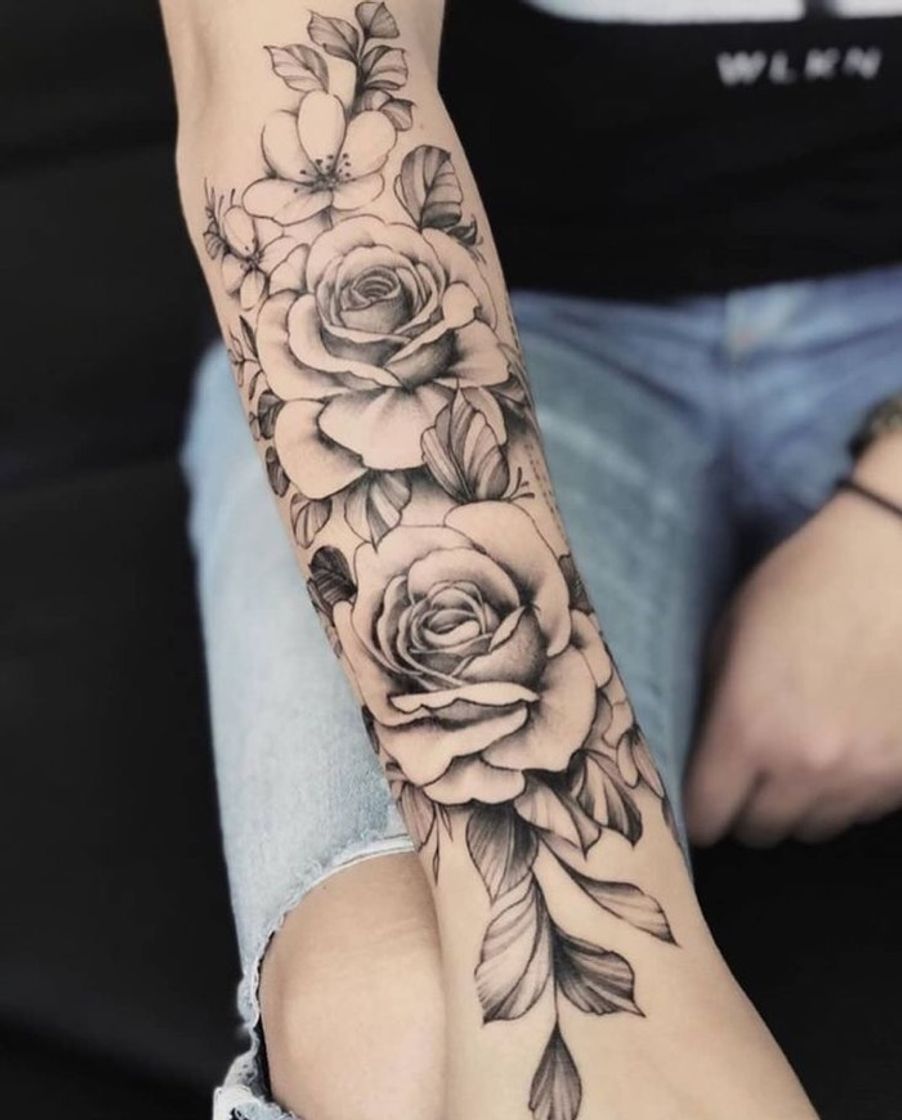 Moda Linda tattoo de flores no antebraço 😍