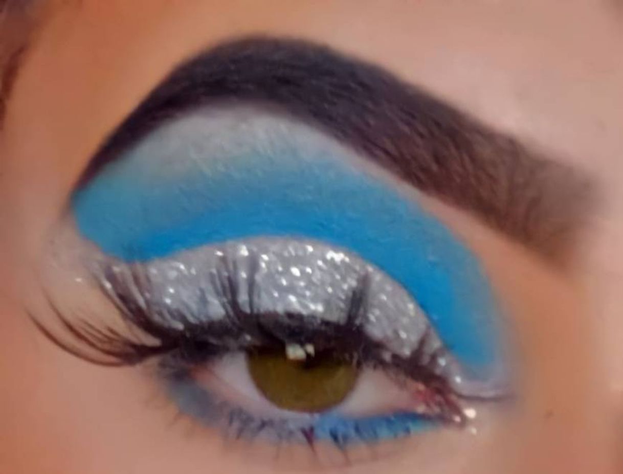 Fashion Olho azul com cut crease de glitter 