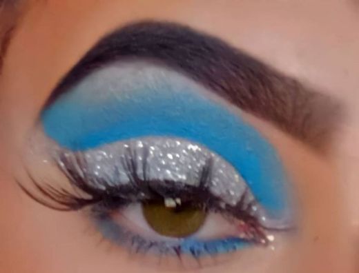 Olho azul com cut crease de glitter 