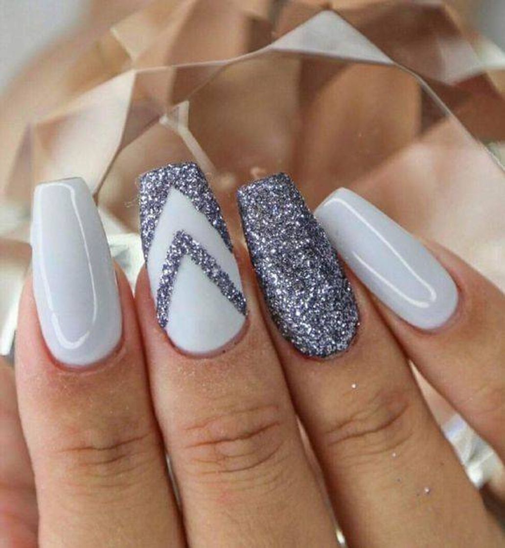 Fashion Unhas brancas com glitter prateado