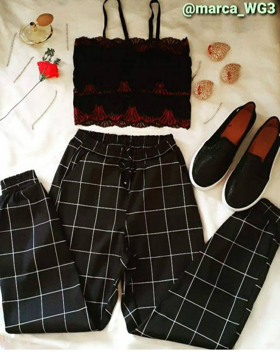 Social Calça jogger listrada e cropped preto com renda.