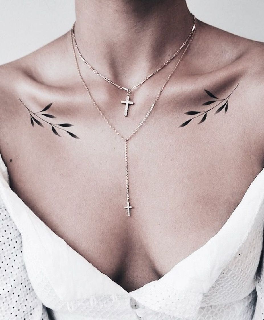 Fashion Tatto de folhas na clavícula, moderna e delicada.