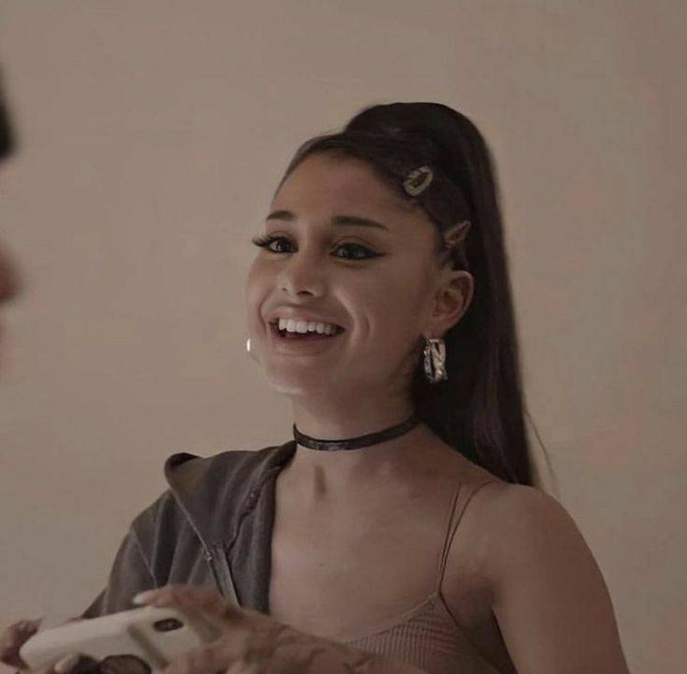Ariana Grande sorrindo 