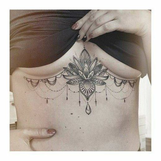 Tatuagem abaixo do peito 