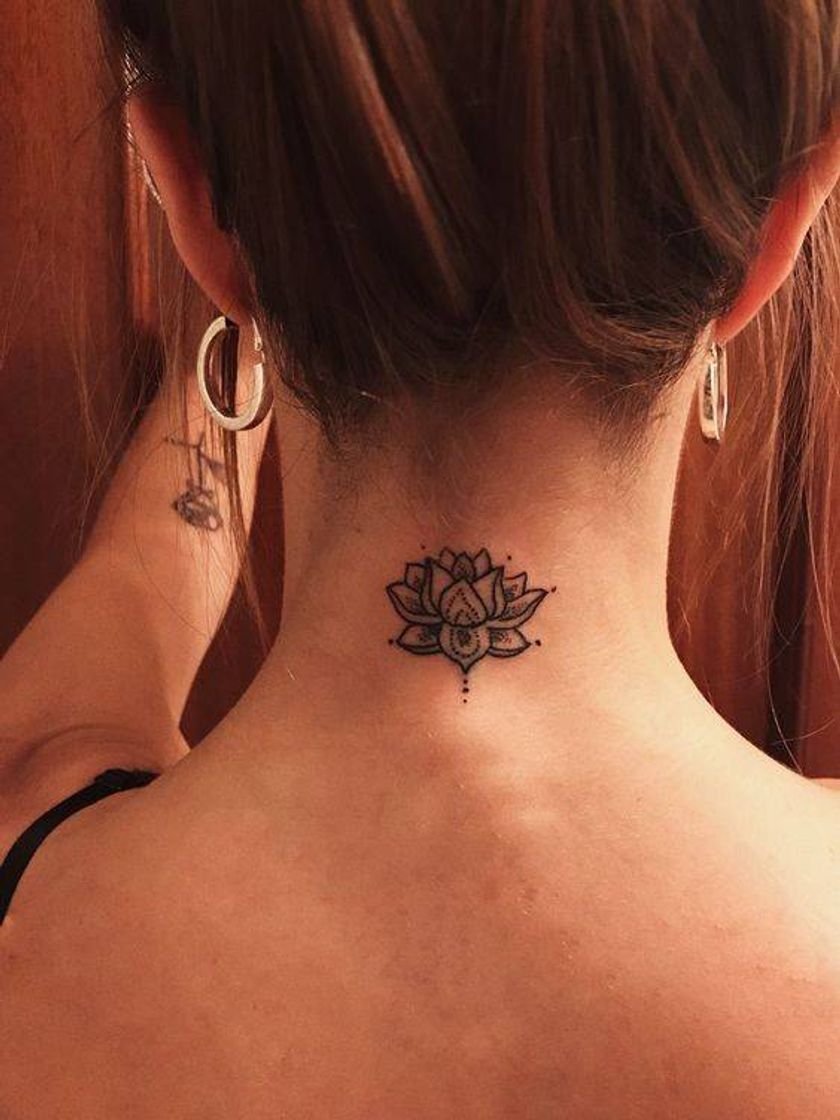 Tattoo cuello mujer