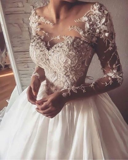 Vestido de noiva com detalhes em renda 