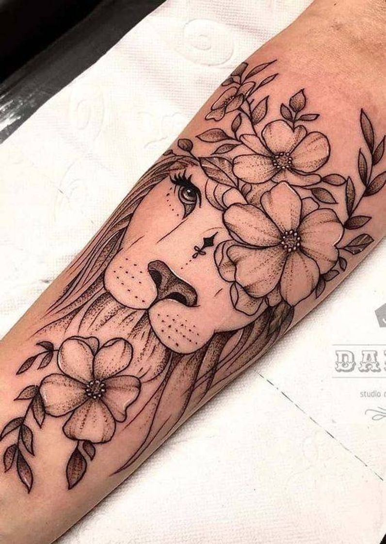 Social Tatuagem de leão com flores 
