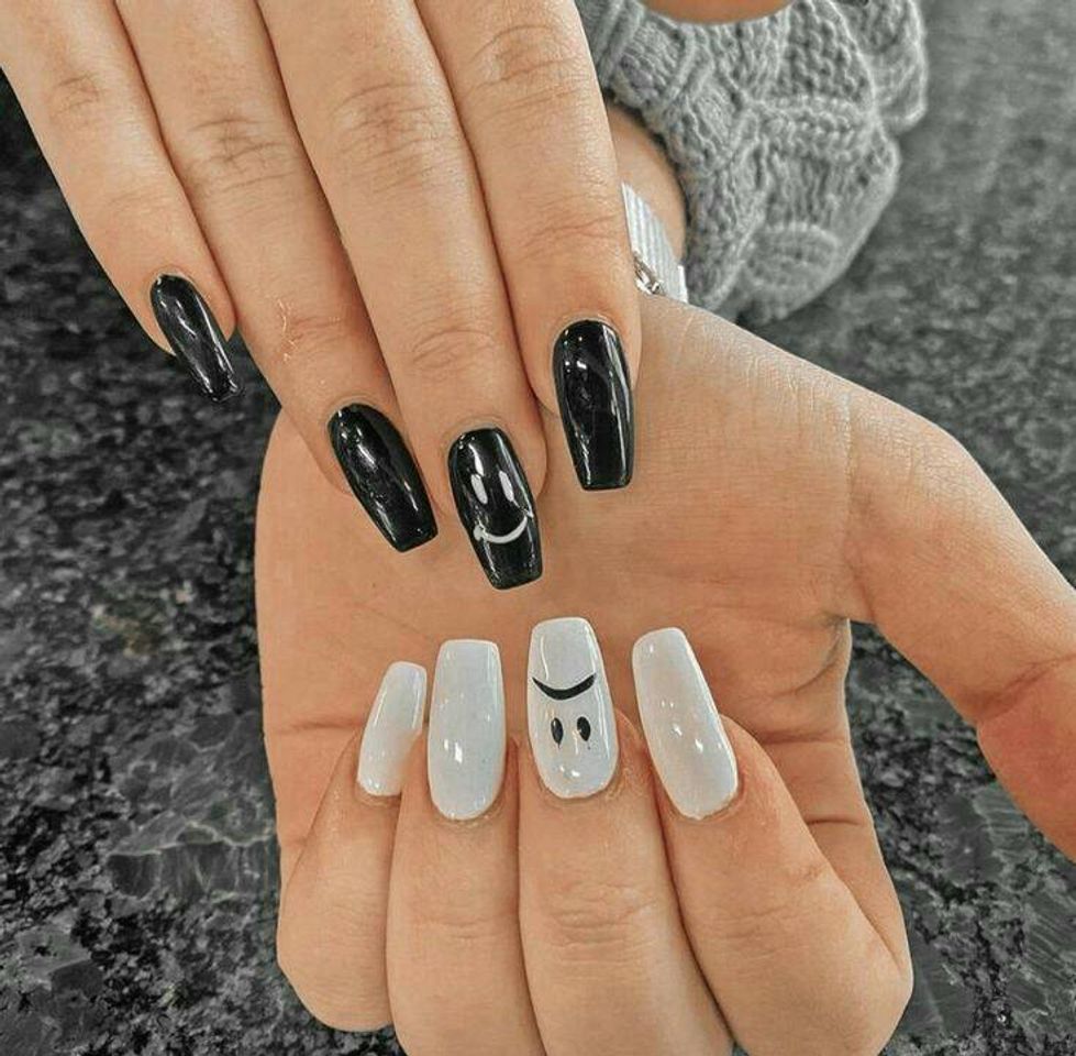 Fashion Nail preta e branca lindas