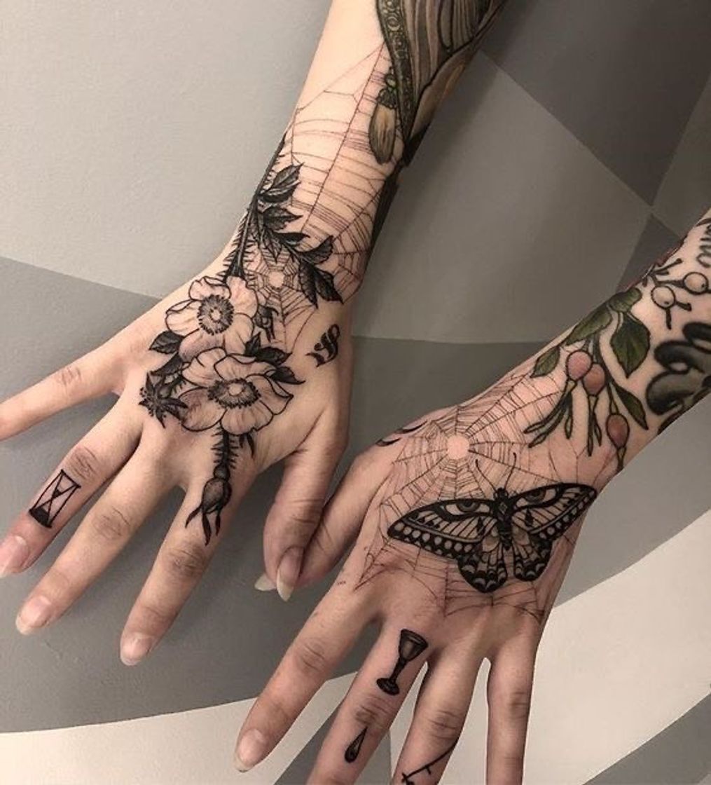 Moda Mãos Tatuadas