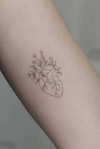 Tatto minimalista coração com flores