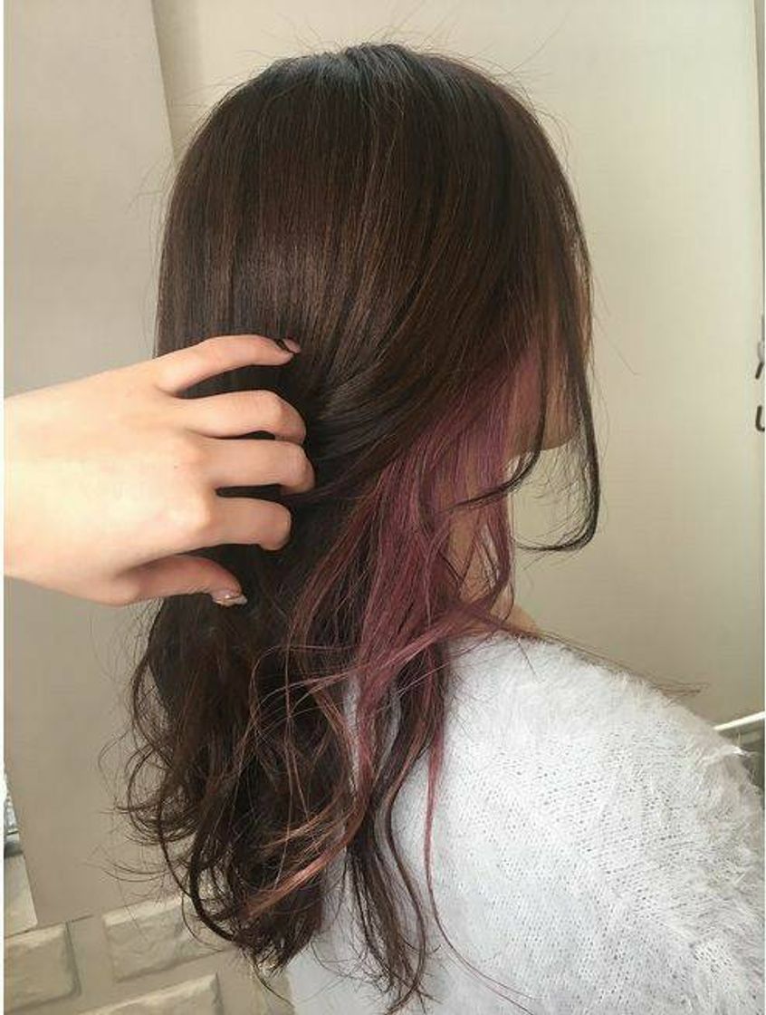 Moda Cabelo castanho com mechas rosa 