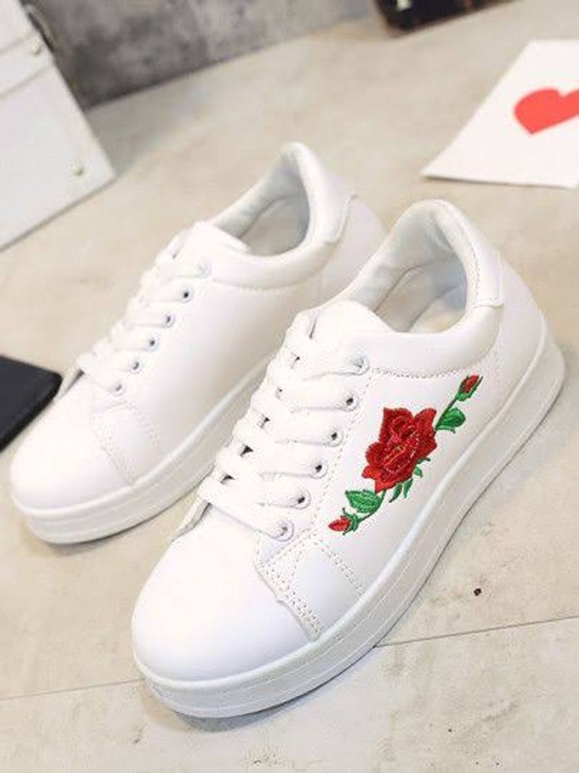 Moda Tênis branco com uma rosa 🌹❤️