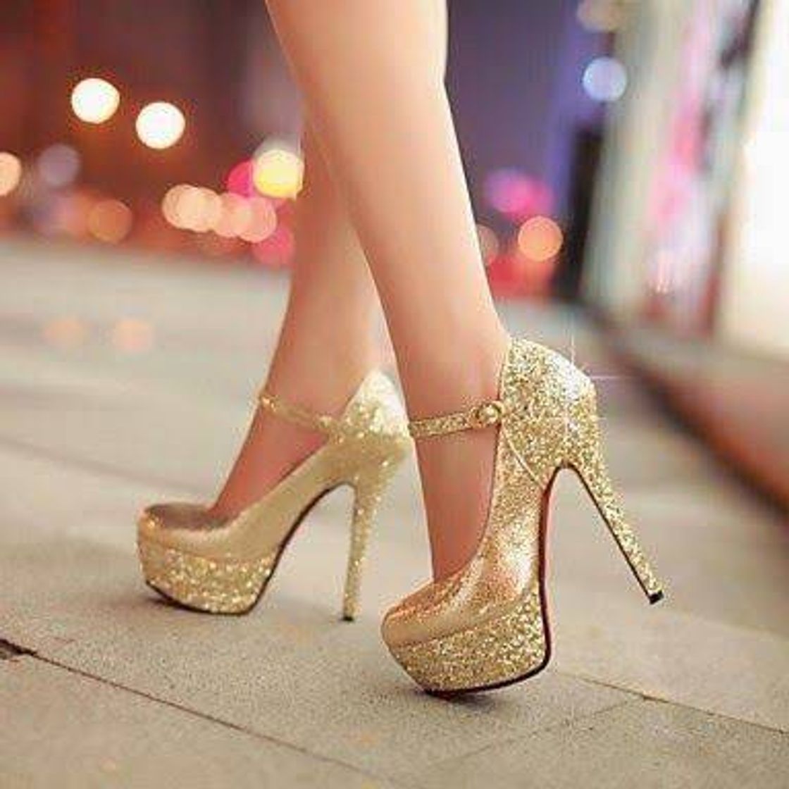 Moda Salto Alto dourado ✨