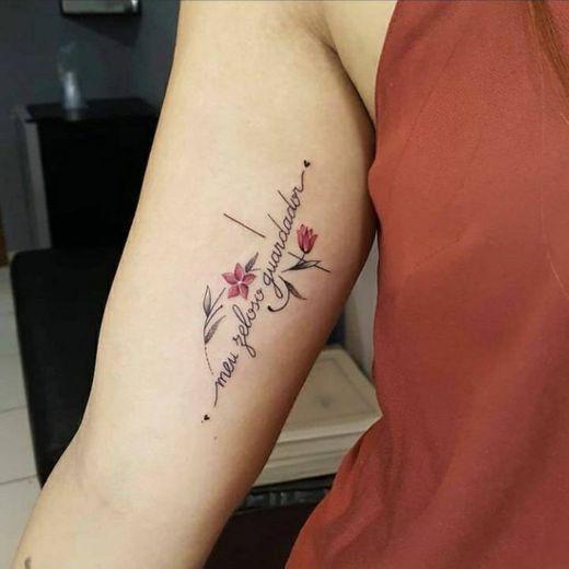 Tatuagem feminina delicada braço