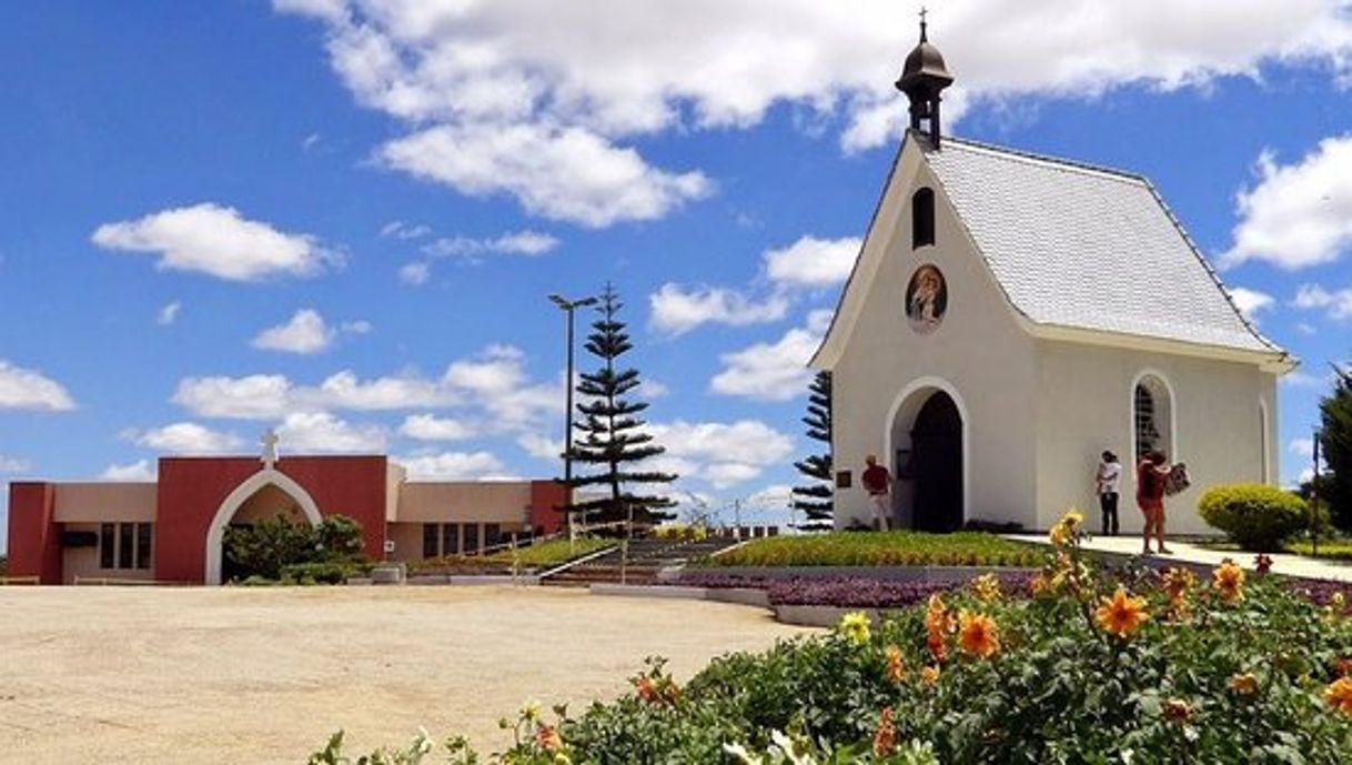 Lugar Praça do Santuário da Mãe Rainha Três Vezes Admirável