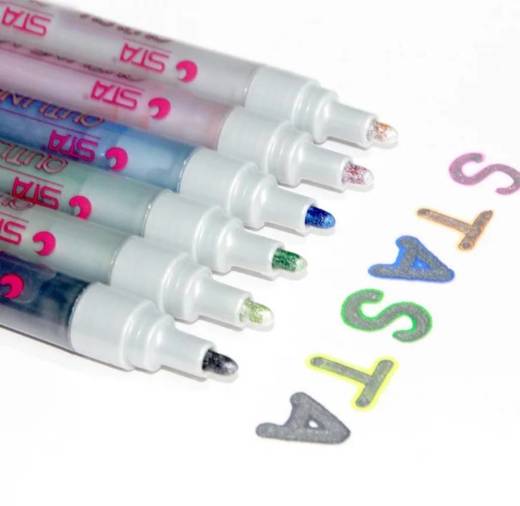 Bolígrafos plateados y de colores