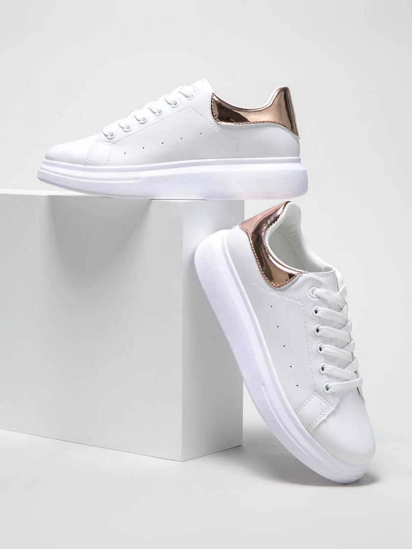 Moda Tênis branco amarração com detalhes em dourado