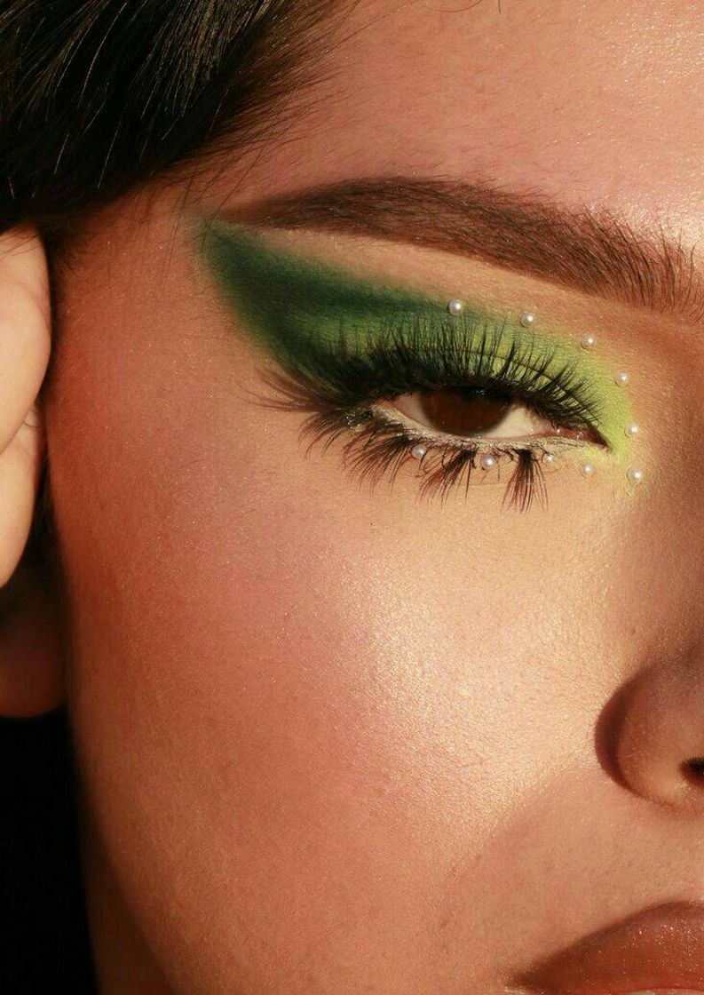 Moda Green makeup