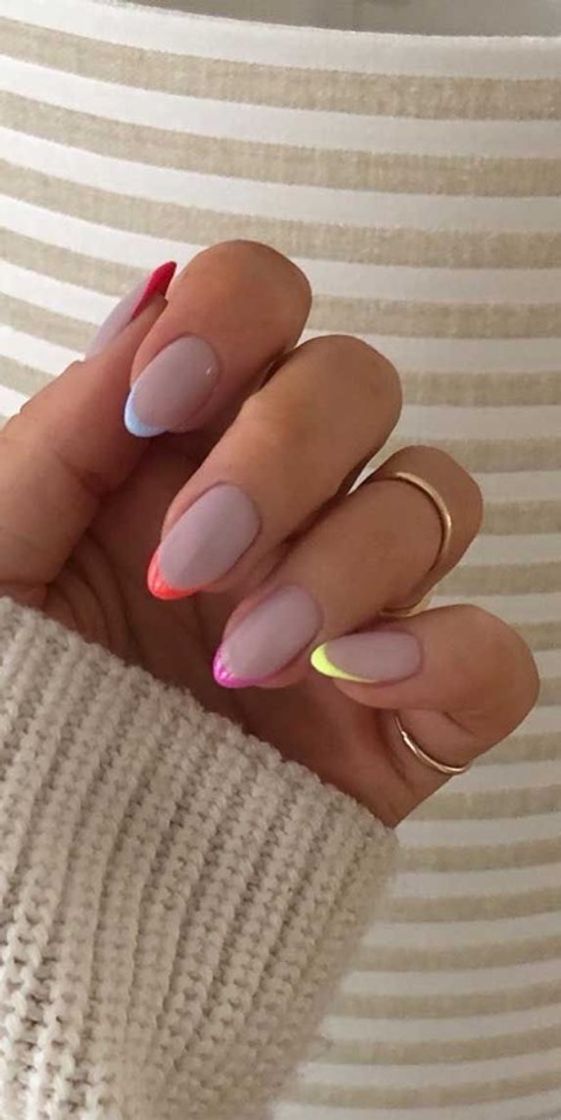 Fashion Unhas formato almond com francesinha colorida 