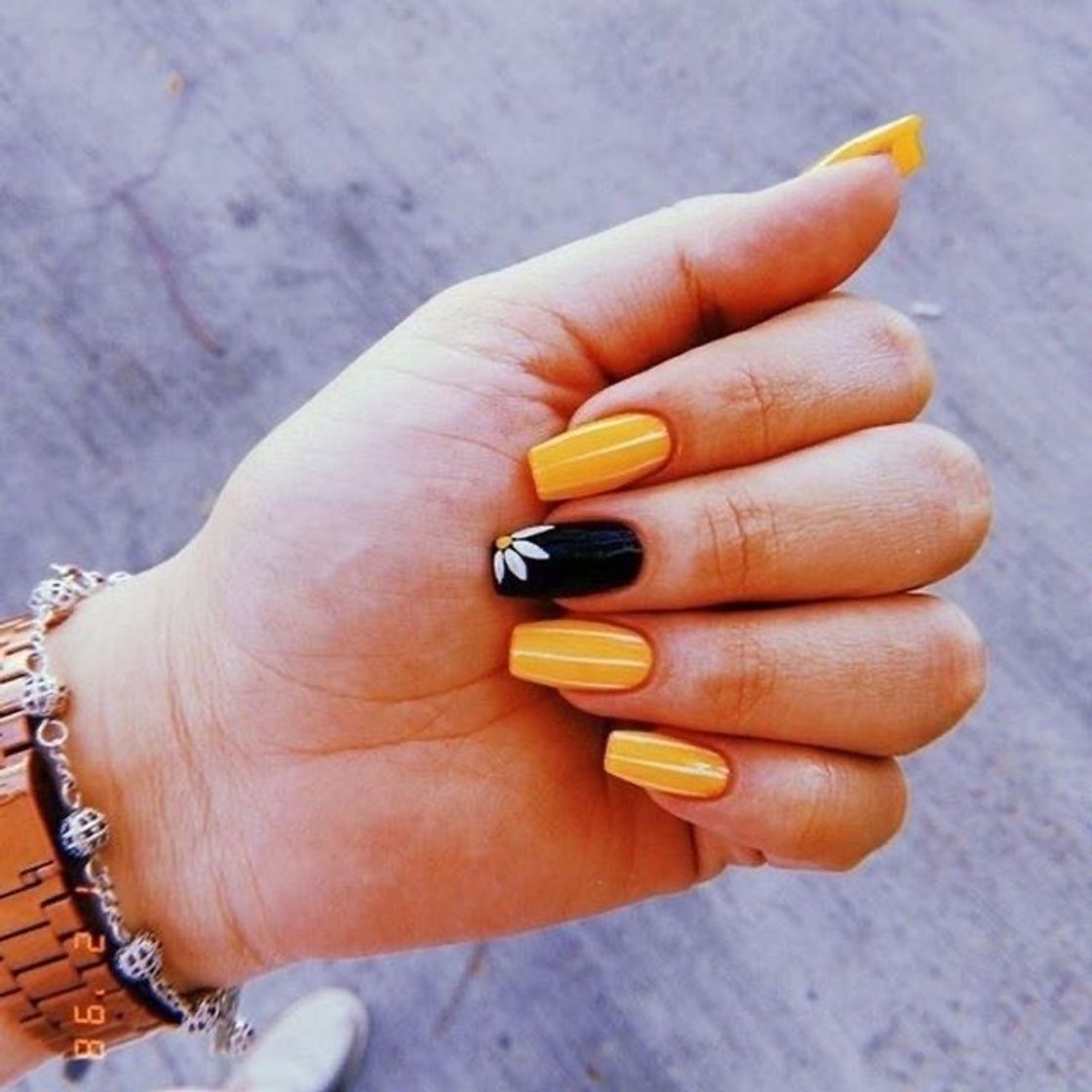 Moda Unhas decoradas 💛