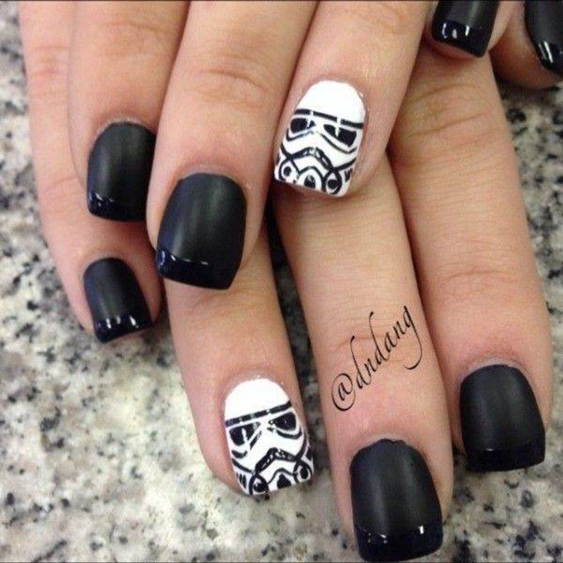 Moda Luke.. My nails..they're beautiful! 🖤😳💫