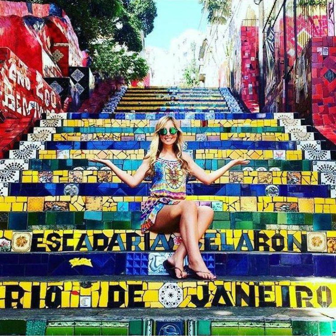 Fashion Escadaria Selaron um dos cartões postais da cidade do RJ 