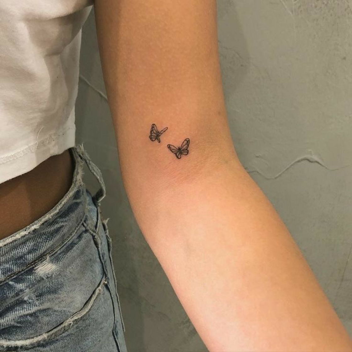Tatuaje delicado de mariposas 🦋 