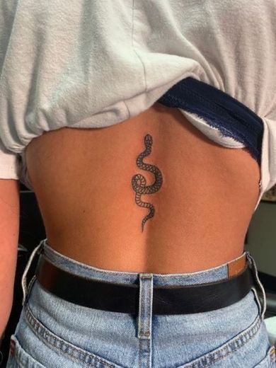 Tatuaje de serpiente 🐍 en espalda 