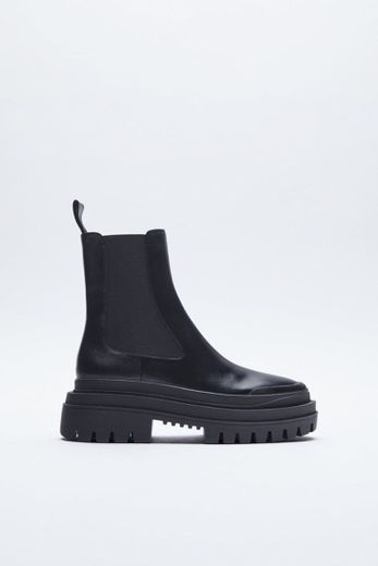 Bota de piel negra de Zara 