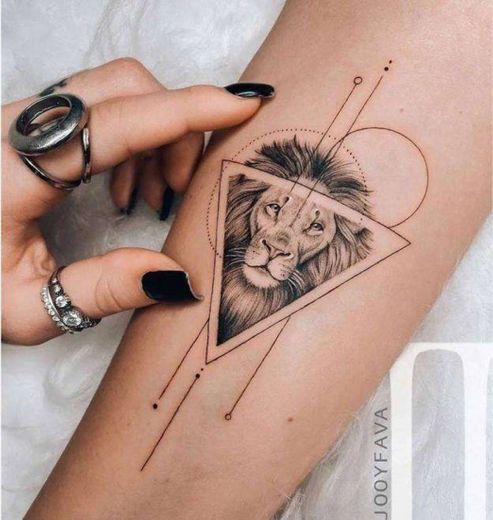Tatuagem feminina leão