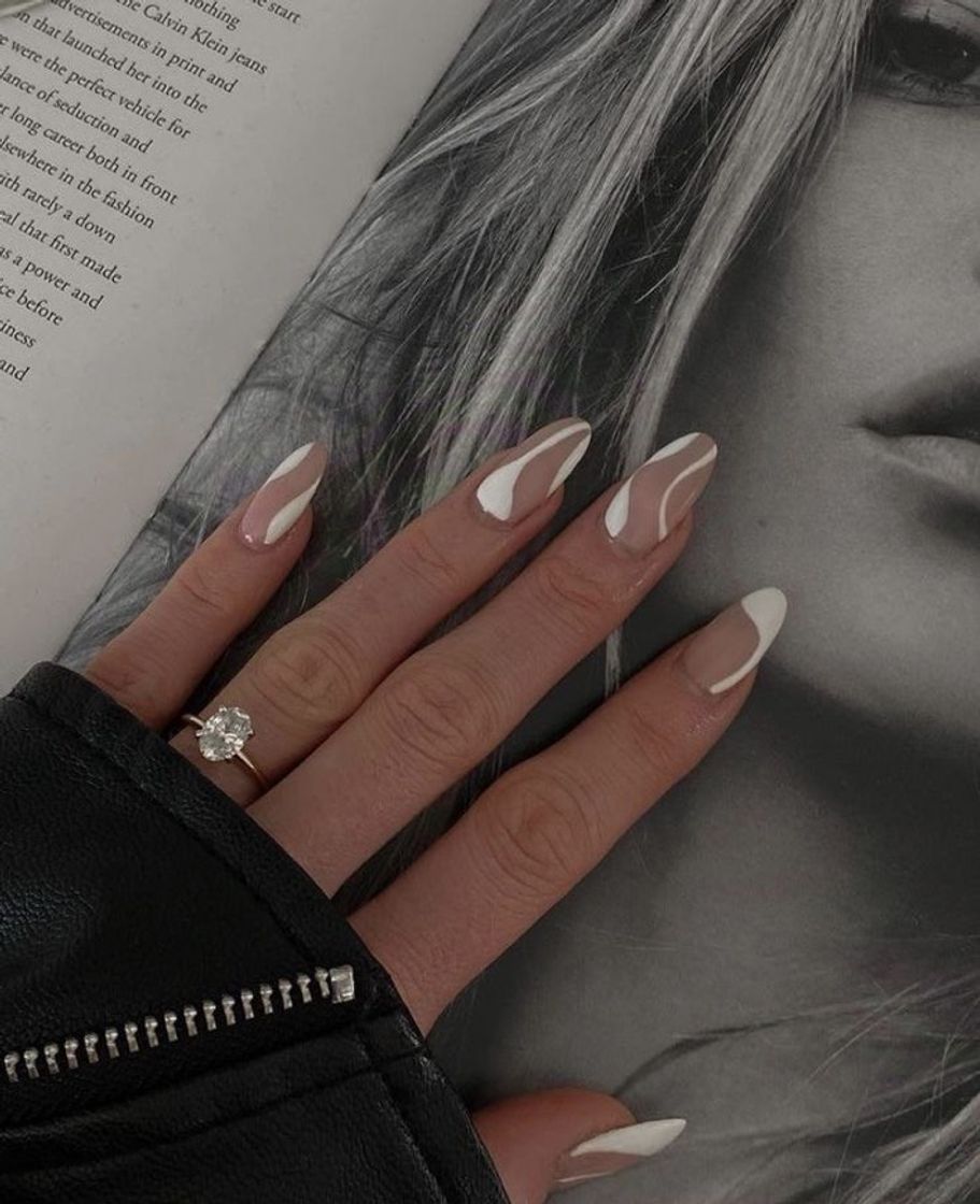 Moda White Nails