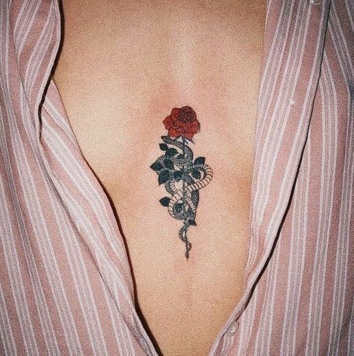 tatuagem de cobra com flor 🌹🐍