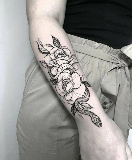 Tattoo cobra com floral 