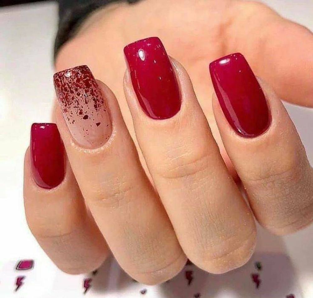 Social decoração de unhas na cor vermelha 