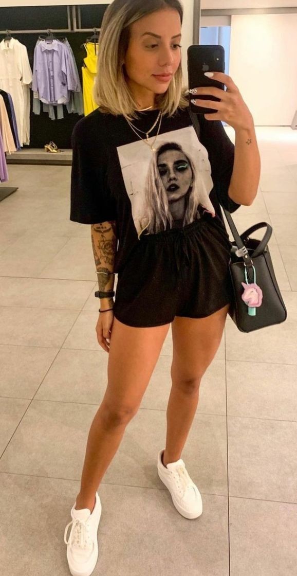 Moda Short largo e camisa preta um look bem dark para sair/fazer compras com as besties 