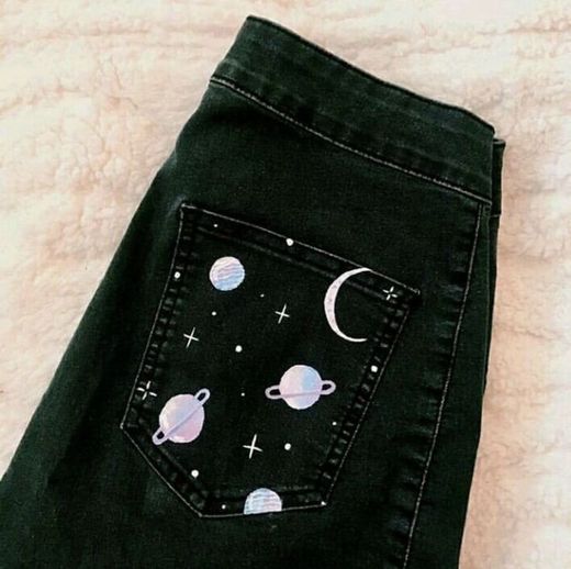 Calça preta com um detalhes de galáxia no bolso muito lindo