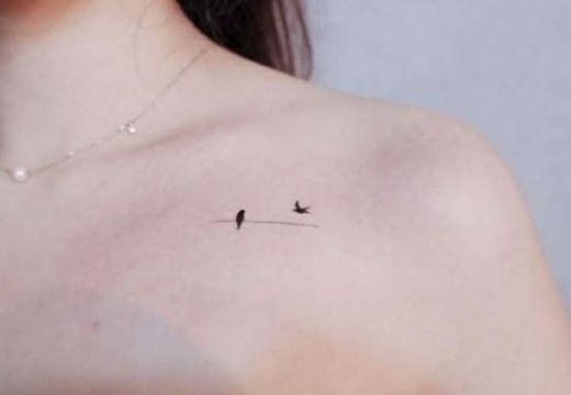 Tatuagem de pássaros, pequena e delicada